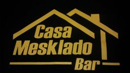 Imagem do logotipo do "Casa Mesklado Bar" com design de telhado em marrom sobre fundo preto.