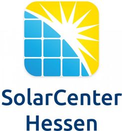 Logo von SolarCenter Hessen: gelb-blaues Quadrat mit Sonne und Solarpanels. Text darunter.