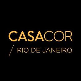 Texto "CASACOR / RIO DE JANEIRO" em fundo preto, escrito em fonte amarela.