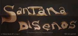 Cartel de "Santana Diseños" con detalles de contacto en la parte inferior.