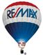 Heißluftballon in Rot, Weiß und Blau mit großem RE/MAX-Logo darauf.