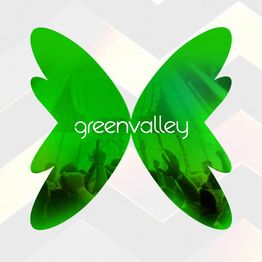 Logo verde do Green Valley em forma de borboleta com silhuetas de pessoas ao fundo.