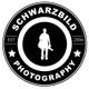 Schwarzweiß-Logo: Silhouette mit Kamera, Text "Schwarzbild Photography, Est 2006".
