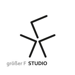Ein stilisiertes schwarzes Sternlogo mit dem Text "größer F STUDIO" darunter.