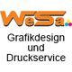 Logo mit dem Text "WeSa Grafikdesign und Druckservice" in orange und schwarz, mit Farbpunkten.