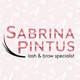 Logo: "Sabrina Pintus, lash & brow specialist" con sfondo rosa e strumenti di bellezza stilizzati.