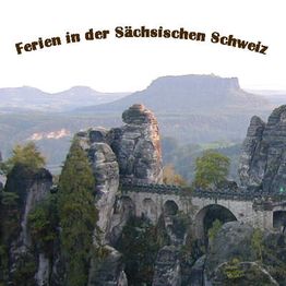Felsenlandschaft mit Brücke in der Sächsischen Schweiz, Text: Ferien in der Sächsischen Schweiz.