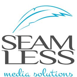 Logo mit blauem Feder-Design und Schriftzug "Seamless Media Solutions" in Schwarz und Blau.