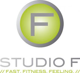 Grünes Logo mit grauem "F", darunter "STUDIO F" und Slogan "Fast. Fitness. Feeling.".
