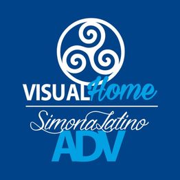 Logo con simbolo tribale e testo: "VISUAL Home Simona Latino ADV" su sfondo blu.