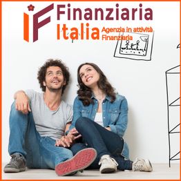 Coppia sorridente seduta sul pavimento, con logo "Finanziaria Italia" in alto.