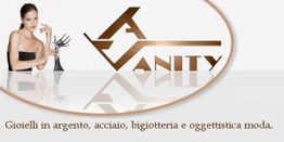 Donna con gioiello e logo Vanity. Testo: Gioielli in argento, acciaio, bigiotteria e moda.