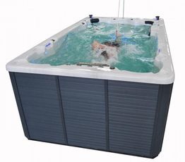 Person schwimmt im rechteckigen Whirlpool mit Gegenstromanlage.