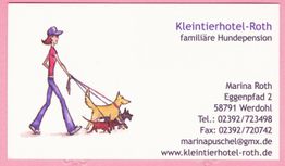 Frau führt Hunde an Leinen aus; Infos zum Kleintierhotel-Roth und Kontakt auf rosa Hintergrund.