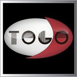 Logo mit Schriftzug "TOGO" in schwarz auf weiß-rotem Hintergrund, stilisierte Buchstaben.