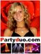 Eine Frau vor rotem Hintergrund, darunter Lichter und die Website "Partyduo.com".