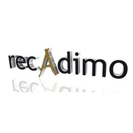Schriftzug "recAdimo" mit einem goldenen Eiffelturm anstelle des Buchstabens A.