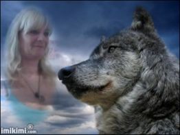 Frau und Wolf vor bewölktem Himmel, beide in nachdenklicher Pose.