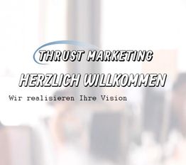 "Text: Thrust Marketing, Herzlich Willkommen, Wir realisieren Ihre Vision. Unscharfer Hintergrund."