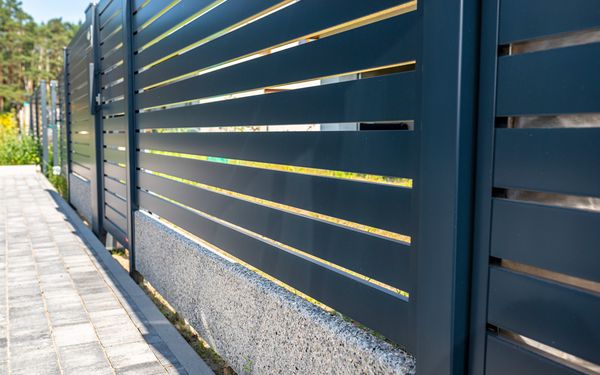 Metallzaun mit SIchtschutz