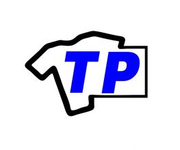 Logo mit schwarzen Linien, blauen Buchstaben "TP" in einem schematischen T-Shirt-Design.