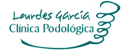 Logotipo de la Clínica Podológica Lourdes García con un diseño abstracto de un pie.