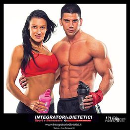 Due persone in abbigliamento sportivo con bottiglie shaker in mano su sfondo bianco.