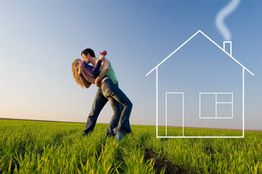 Paar tanzt auf einer Wiese, daneben eine Haus-Skizze mit Rauch aus dem Schornstein.