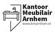 Logo van Kantoor Meubilair Arnhem met bureau en lamp, website: www.kmarnhem.nl.