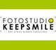 "Fotostudio Keepsmile Logo mit Smiley, Slogan: Das etwas andere Fotostudio, grüner Hintergrund."