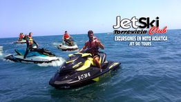 Personas en motos acuáticas en el mar, logo de Jet Ski Torrevieja Club a la derecha.