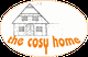 Skizze eines Fachwerkhauses mit dem Text "the cosy home" darunter in einem ovalen Rahmen.