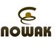 Schwarzes Logo mit der Aufschrift "Nowak" und abstraktem Symbol darüber.