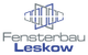 Logo von Fensterbau Leekow mit abstraktem Fenstermotiv in Blau und Grau.