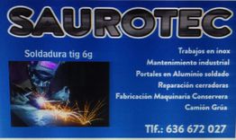 Soldador en acción con chispa; servicios de Saurotec: metal, mantenimiento y reparación.