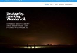 Drei Personen bei Nacht unter Sternenhimmel, daneben Text über Sterntaufen bei sterntaufe-europa.de.