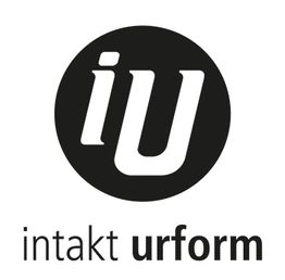Schwarzes Logo mit "iu" in Weiß, darunter der Text "intakt urform".