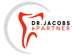 Logo mit Zahn- und Schriftzug "&Partner" in Rot, umgeben von grauem Halbkreis.