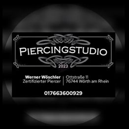 Schwarz-weißes Piercingstudio-Schild mit Infos zu Piercer, Adresse und Telefonnummer.