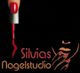 Roter Nagellack und Schriftzug "Silvias Nagelstudio" auf schwarzem Hintergrund mit Gesichtskontur.