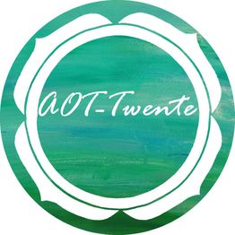 Logo van AOT-Twente op een groene achtergrond met witte bloemencontouren.