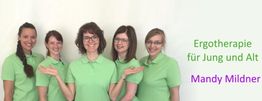 Fünf Frauen in grünen Polohemden, lächelnd vor weißem Hintergrund. Text: Ergotherapie Mandy Mildner.