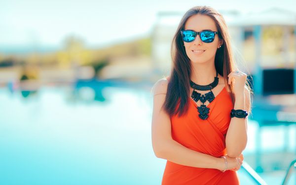 Frau in Kleid trägt Statement-Schmuck