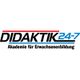 Logo von "Didaktik 24-7", Akademie für Erwachsenenbildung, mit blau-roten Streifen.