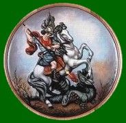 Ein Krieger auf einem Pferd kämpft gegen einen Drachen in einem runden Rahmen.