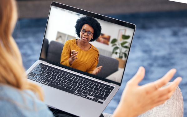 Eine Anwältin führt mit ihrer Klientin ein virtuelles Beratungsgespräch.