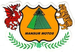 Emblema com dragão, tigre e pirâmide verde, "Mansur Motos" escrito.