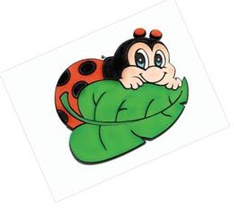 Coccinella cartoon su foglia verde con occhi grandi e faccia sorridente.