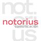 Texto "notorius comunicación" en blanco y gris. Fondo blanco, diseño minimalista.