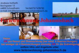 Ferienwohnung-Angebot mit Kontaktinfos, Fotos der Wohnung und einem Turm im Hintergrund.